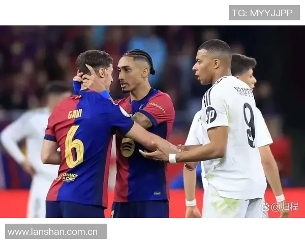 五大联赛赛场小动作引发热议 球员细节背后藏着哪些故事 五大联赛赛场小动作引发热议 球员细节背后藏着哪些故事