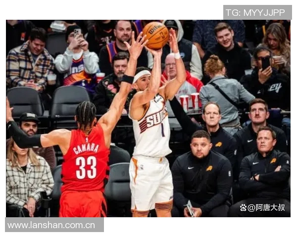 太阳队赛场小动作引发热议 球迷热烈讨论裁判尺度与比赛公平 太阳队赛场小动作引发热议 球迷热烈讨论裁判尺度与比赛公平